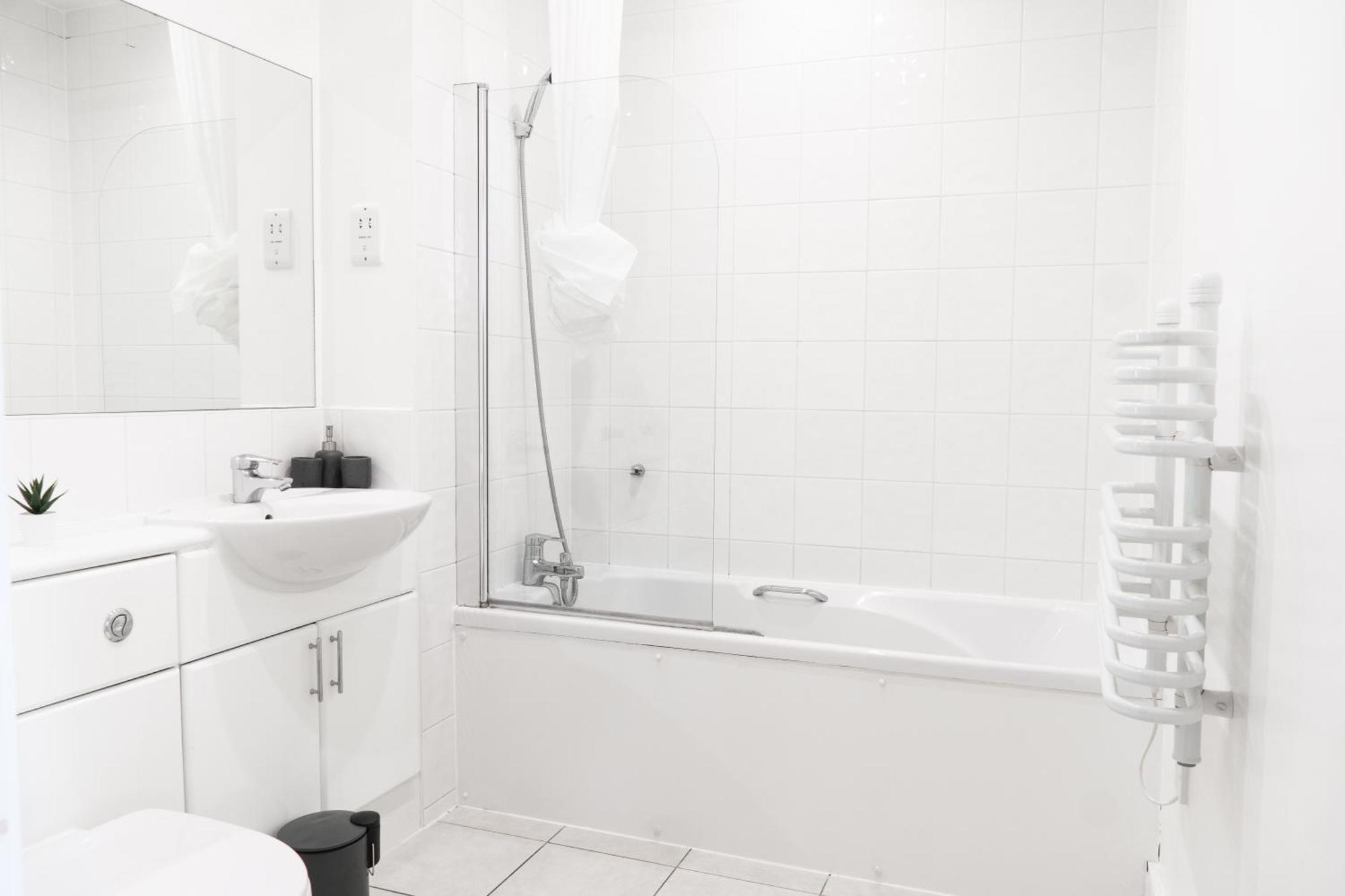 The Regency Suite - Modern 2-Bed 1-Bath Apartment Чертси Экстерьер фото