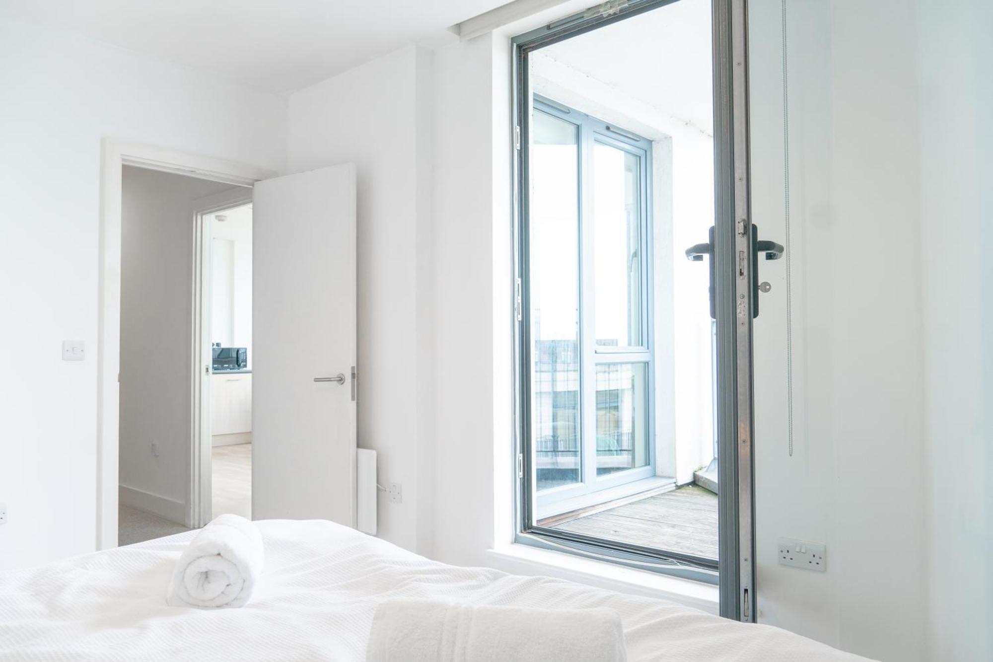 The Regency Suite - Modern 2-Bed 1-Bath Apartment Чертси Экстерьер фото