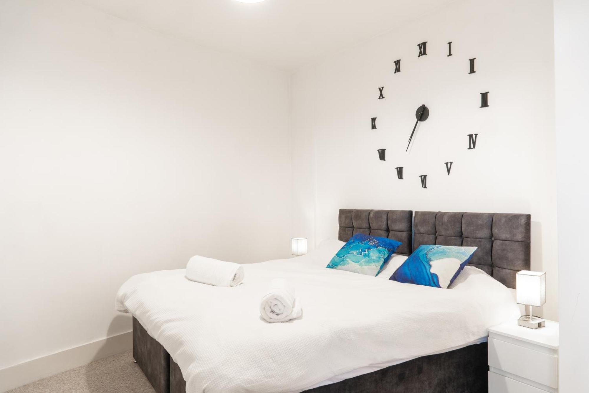 The Regency Suite - Modern 2-Bed 1-Bath Apartment Чертси Экстерьер фото
