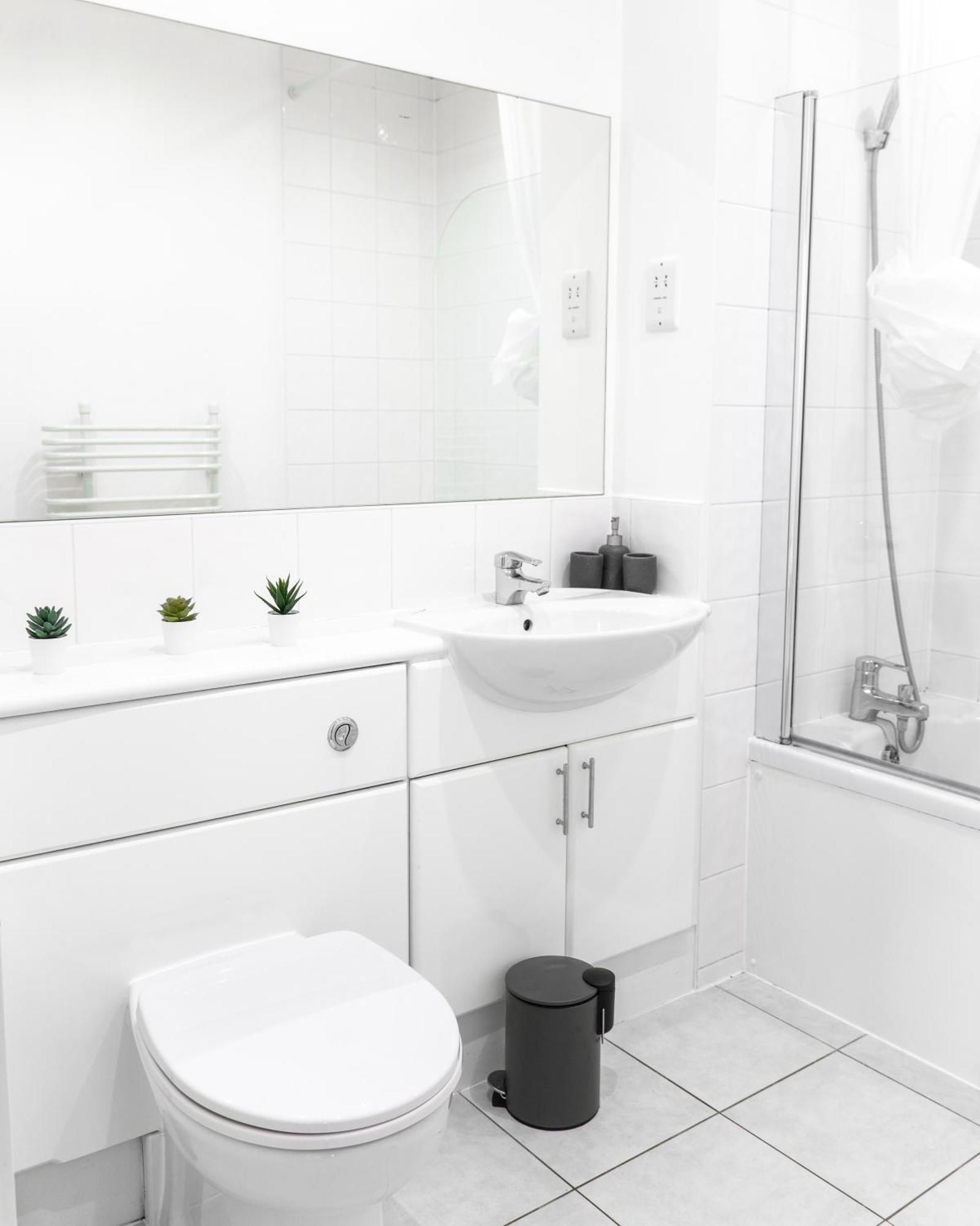 The Regency Suite - Modern 2-Bed 1-Bath Apartment Чертси Экстерьер фото