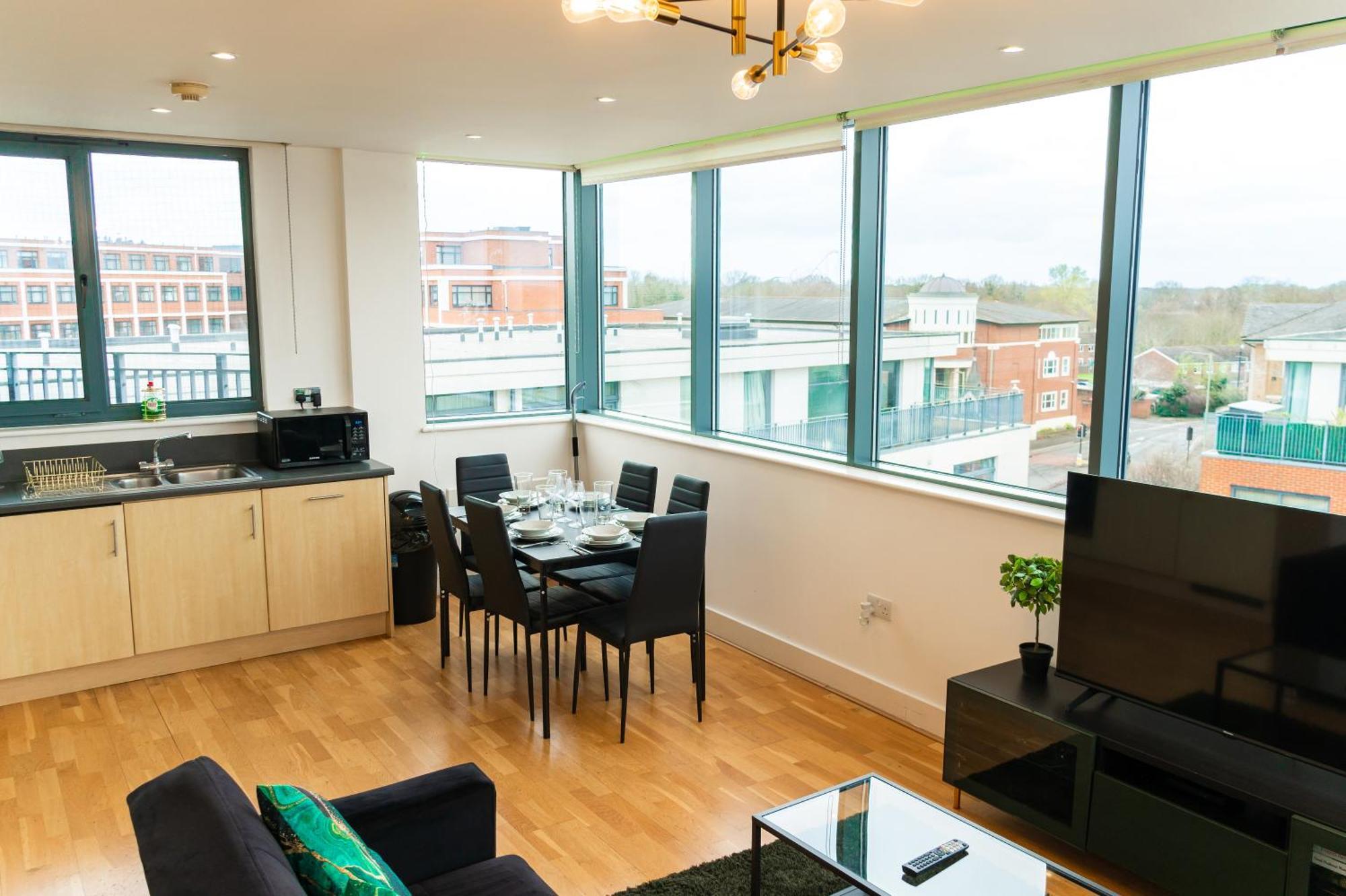 The Regency Suite - Modern 2-Bed 1-Bath Apartment Чертси Экстерьер фото