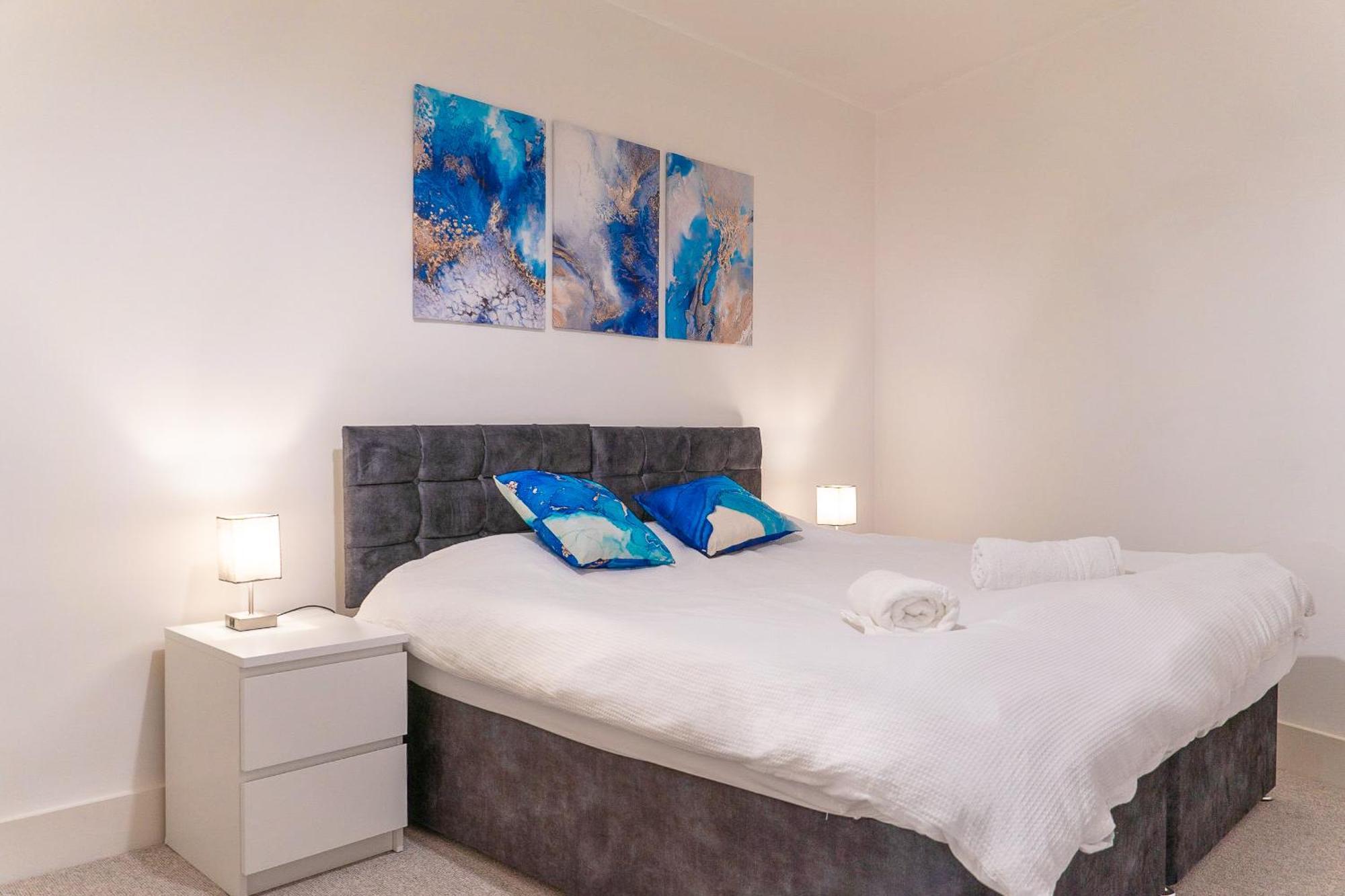 The Regency Suite - Modern 2-Bed 1-Bath Apartment Чертси Экстерьер фото