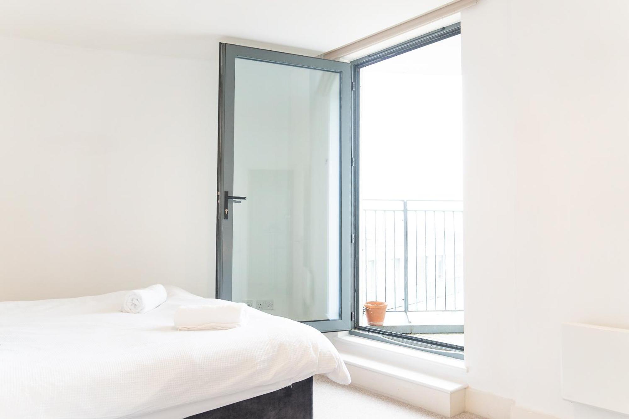 The Regency Suite - Modern 2-Bed 1-Bath Apartment Чертси Экстерьер фото