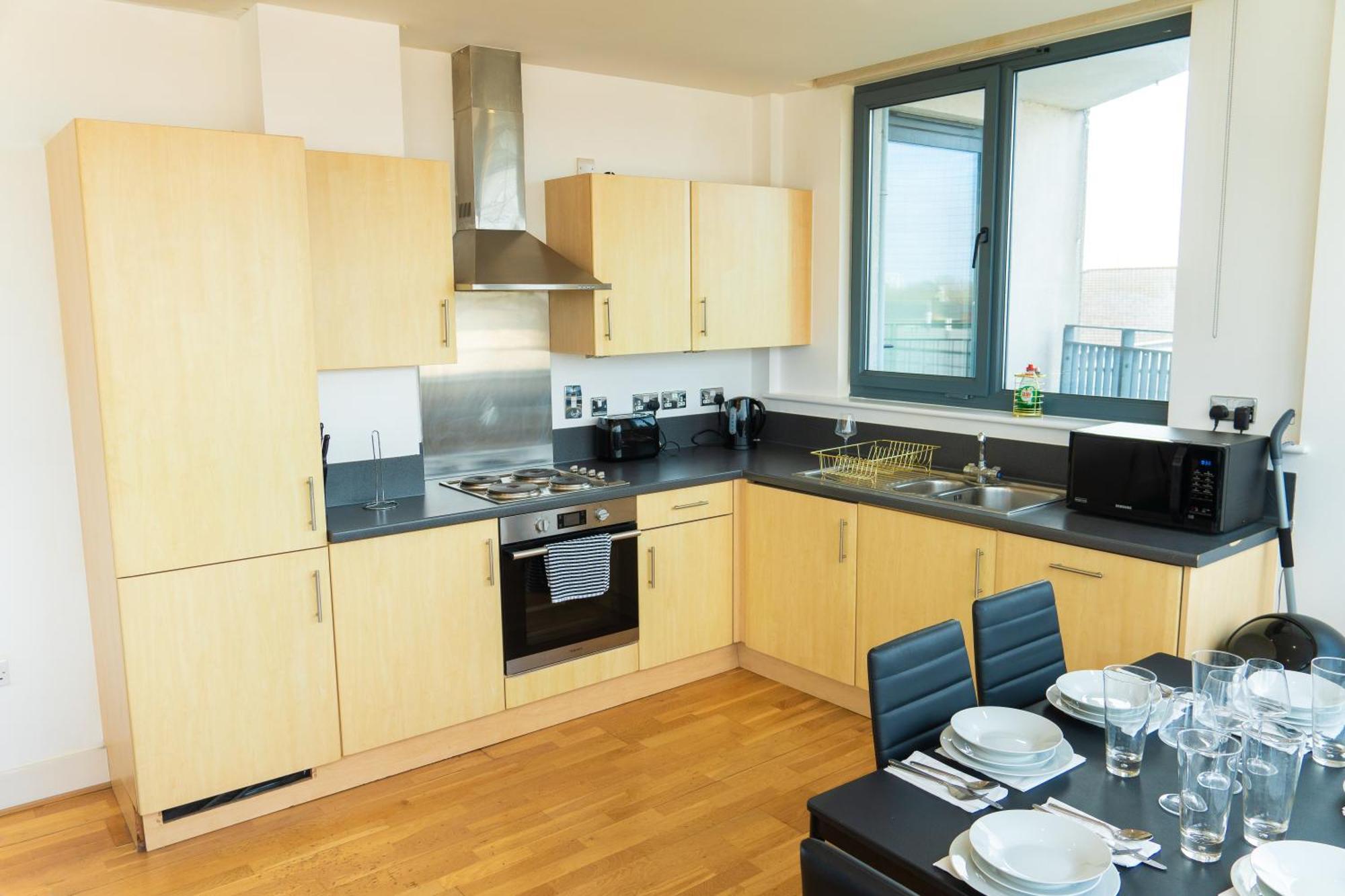 The Regency Suite - Modern 2-Bed 1-Bath Apartment Чертси Экстерьер фото