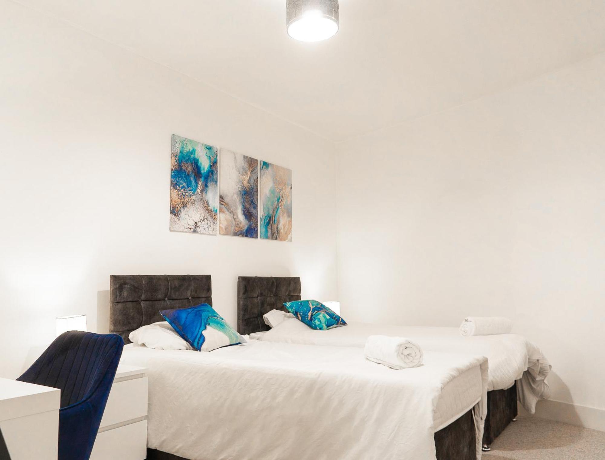 The Regency Suite - Modern 2-Bed 1-Bath Apartment Чертси Экстерьер фото