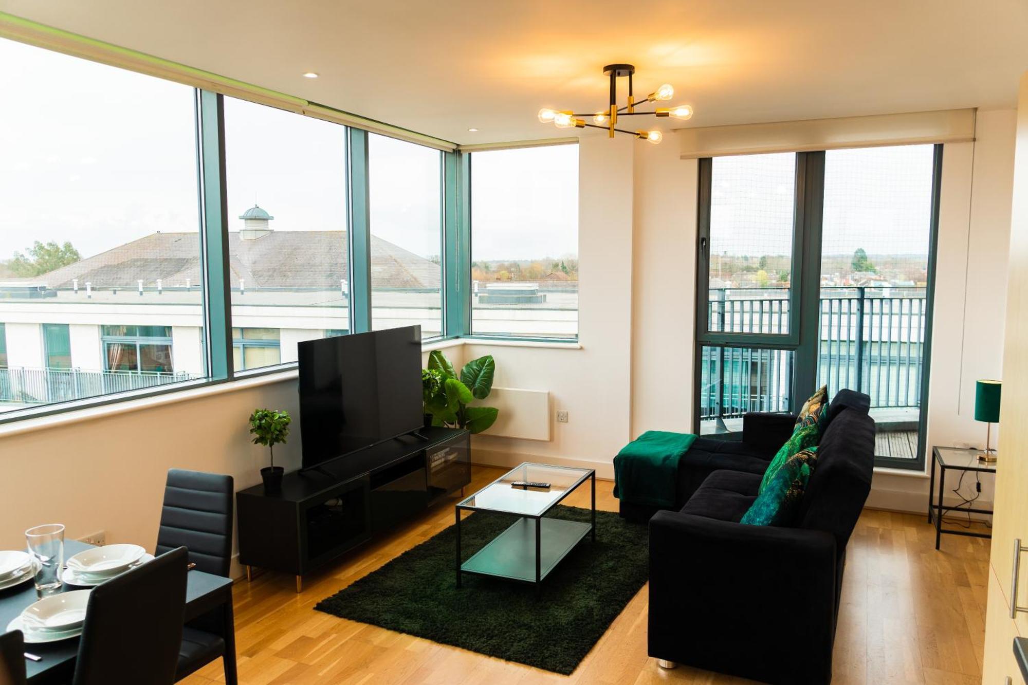 The Regency Suite - Modern 2-Bed 1-Bath Apartment Чертси Экстерьер фото