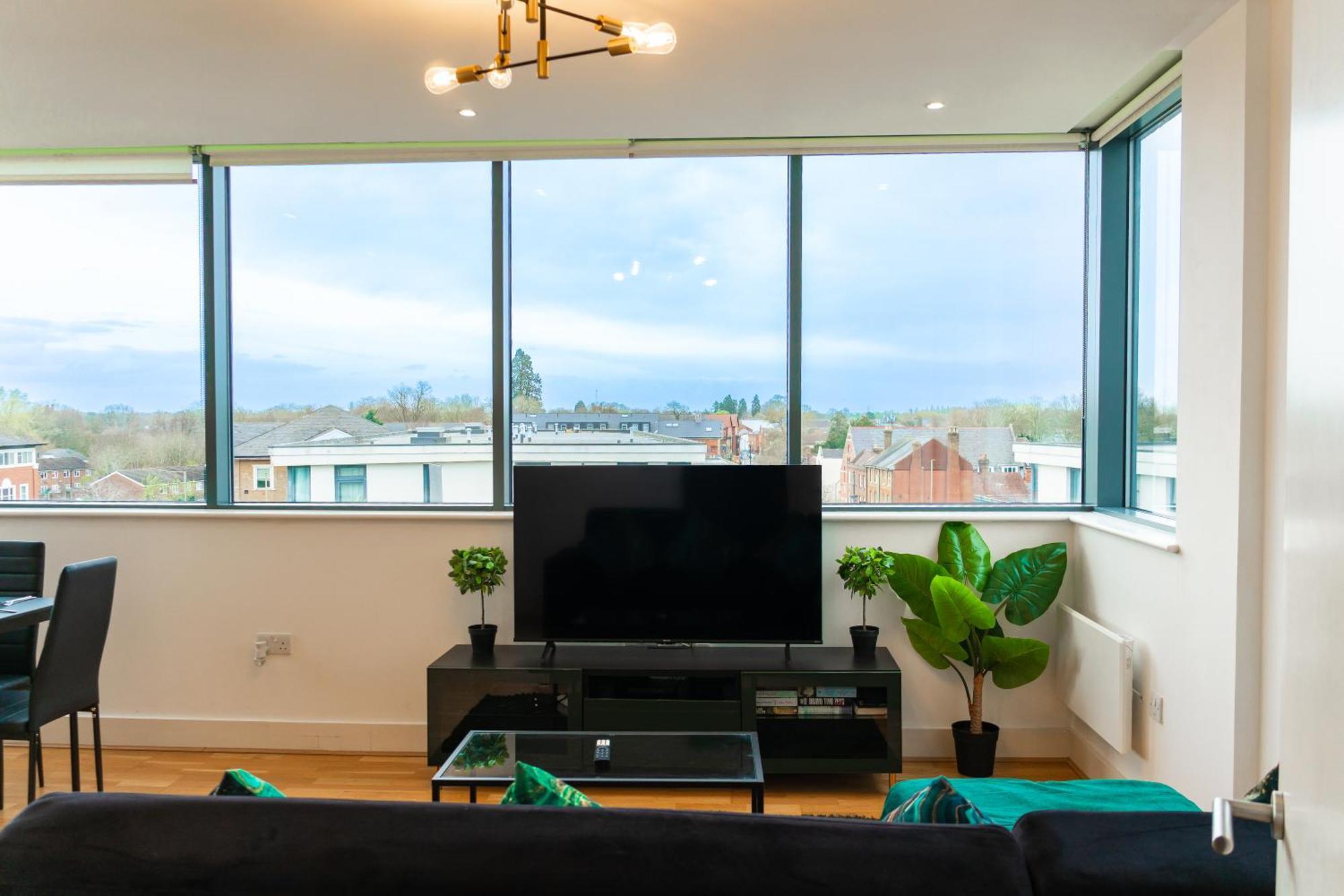 The Regency Suite - Modern 2-Bed 1-Bath Apartment Чертси Экстерьер фото