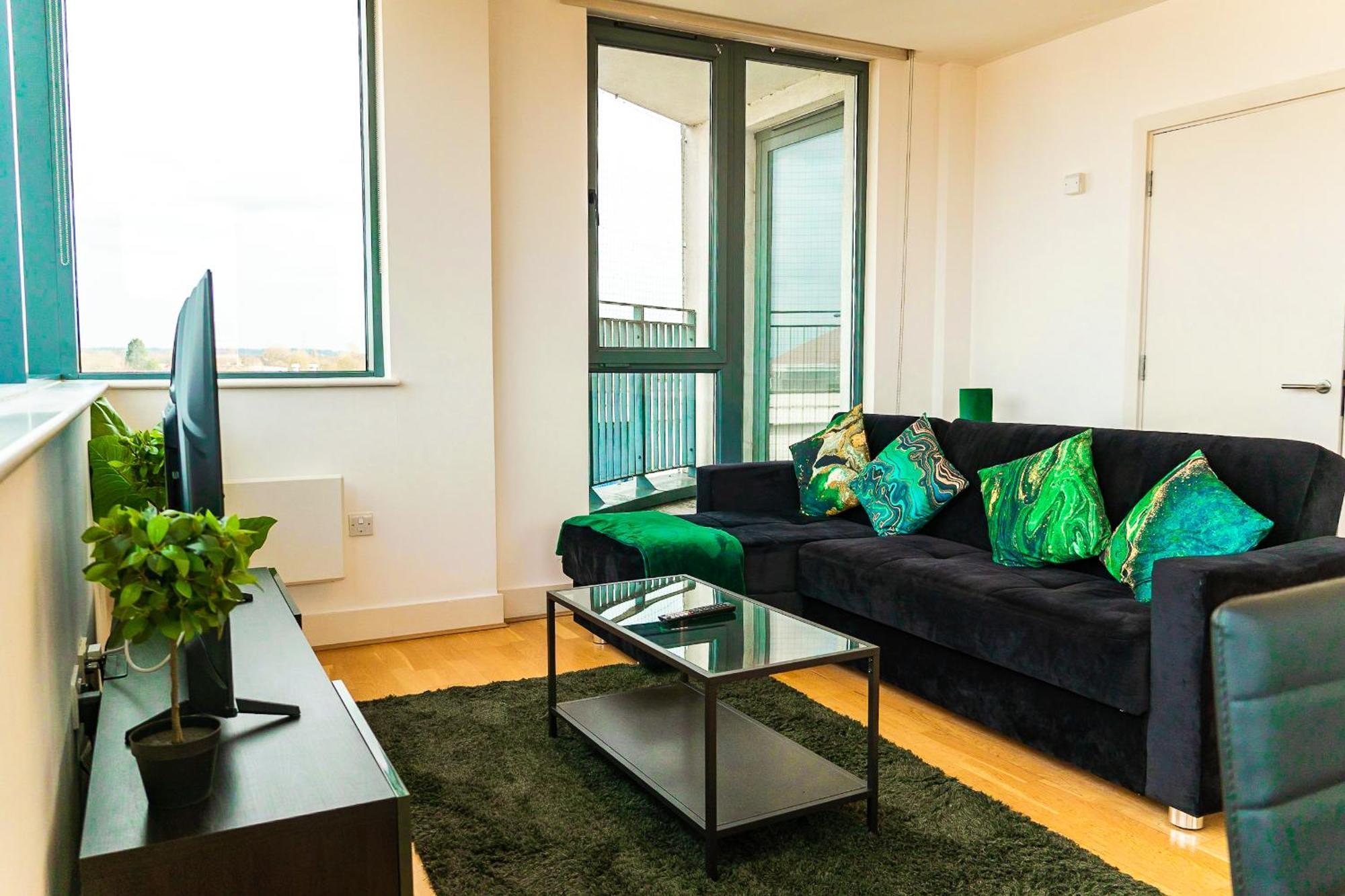 The Regency Suite - Modern 2-Bed 1-Bath Apartment Чертси Экстерьер фото