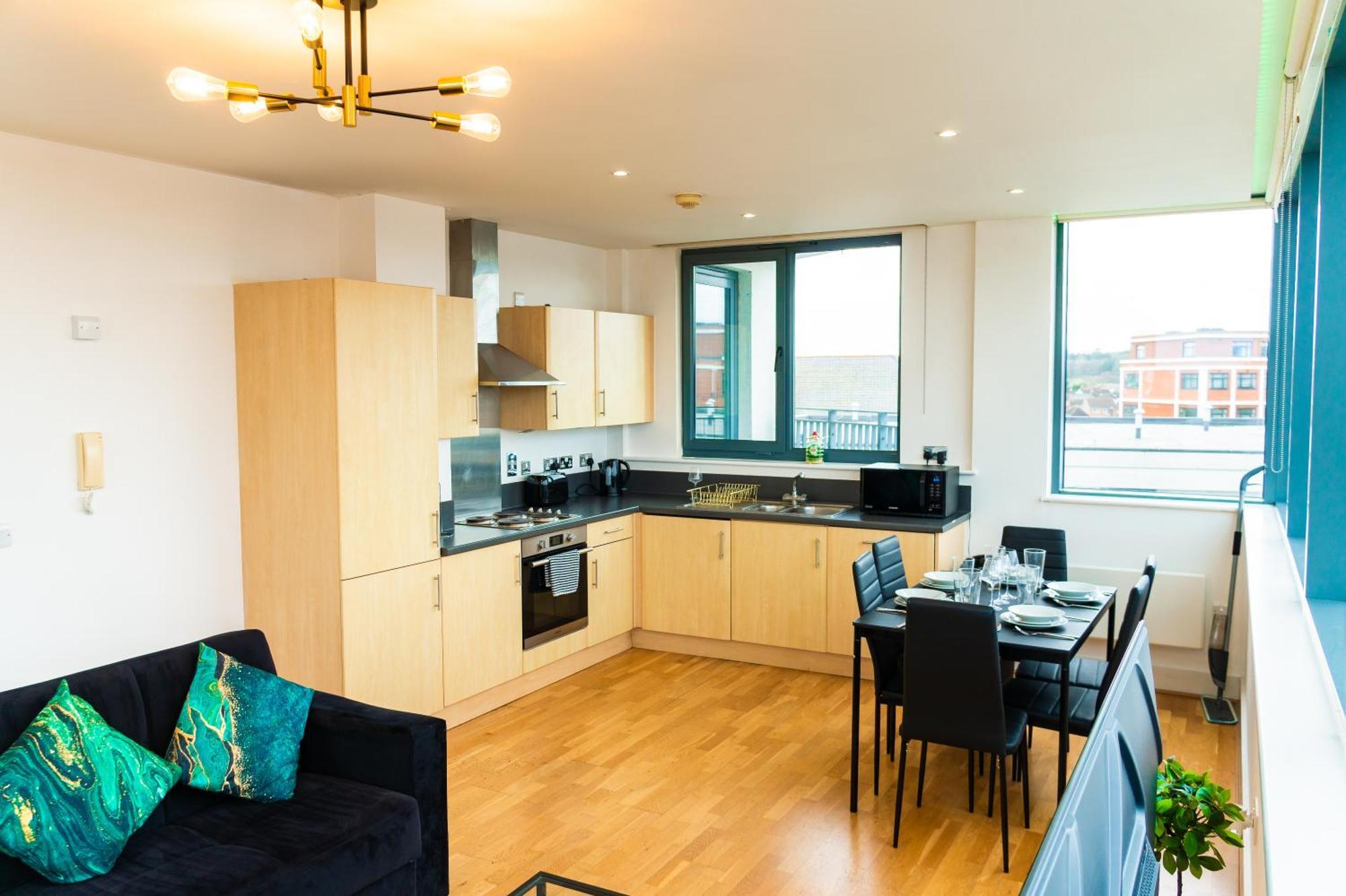The Regency Suite - Modern 2-Bed 1-Bath Apartment Чертси Экстерьер фото